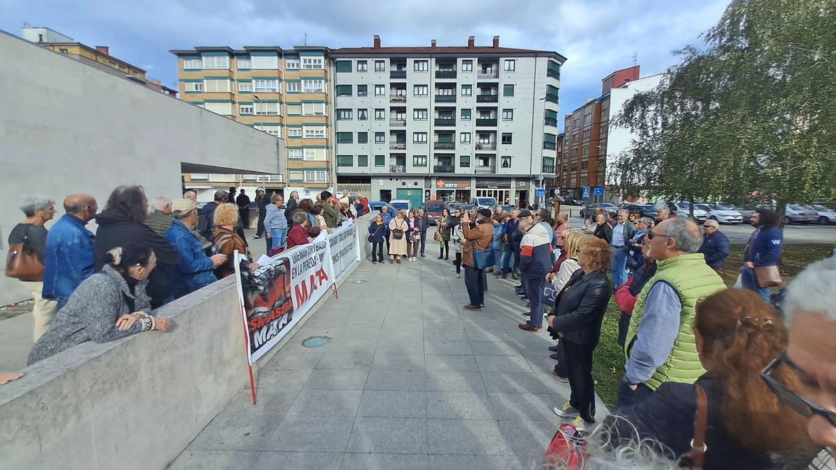 Participantes en una reciente protesta frente al centro de salud Sur de Mieres.