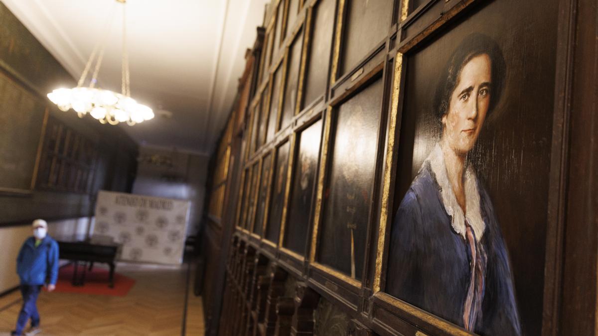 Retrato de Clara Campoamor inaugurado en el Ateneo en Madrid.
