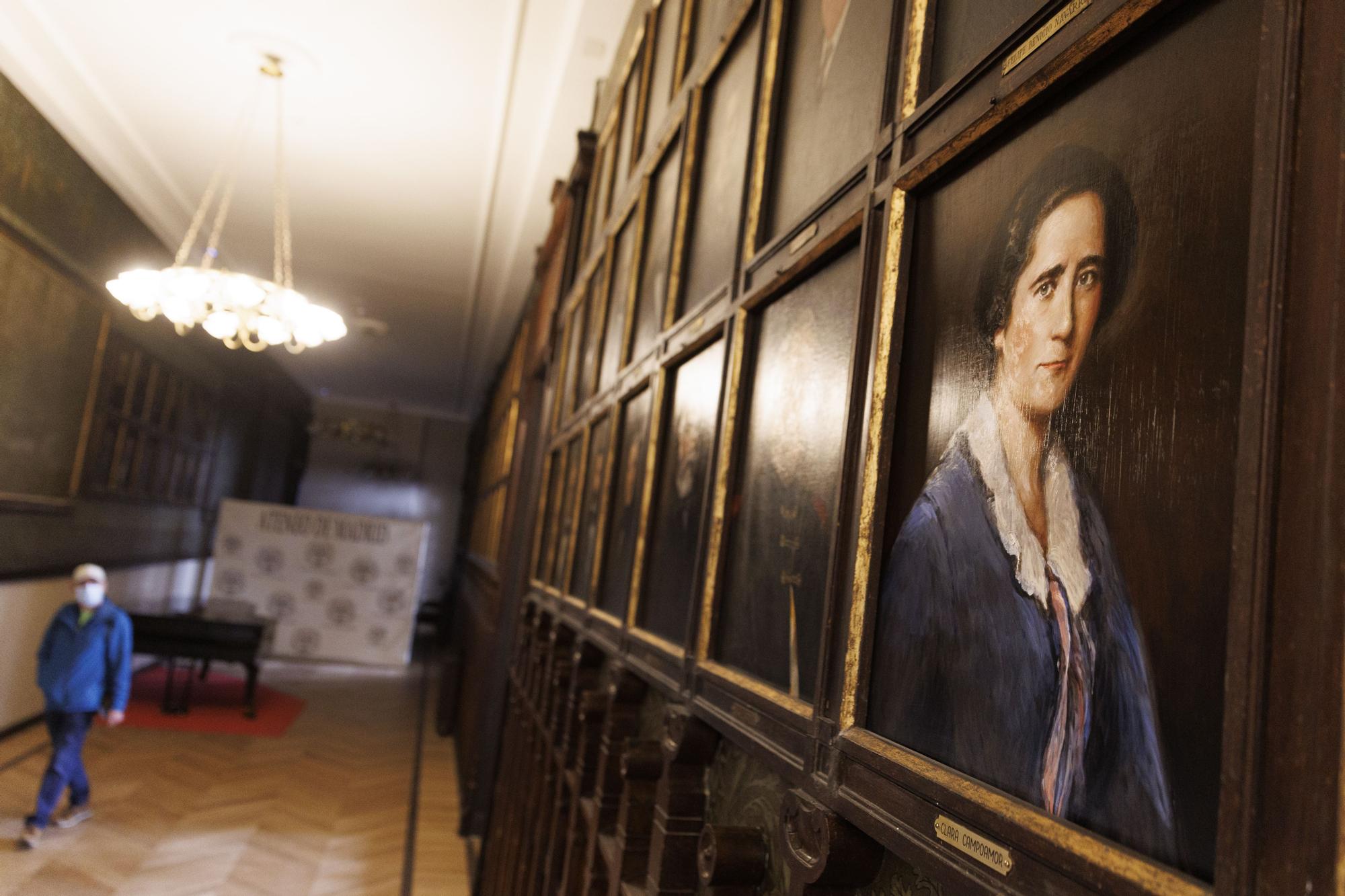 Retrato de Clara Campoamor inaugurado en el Ateneo en Madrid.