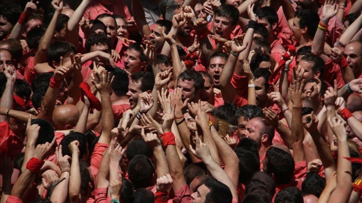 Los 'castellers' de la Colla Vella Xiquets de Valls celebran el 'cinc de nou amb folre' descargado en la plaza del Blat.