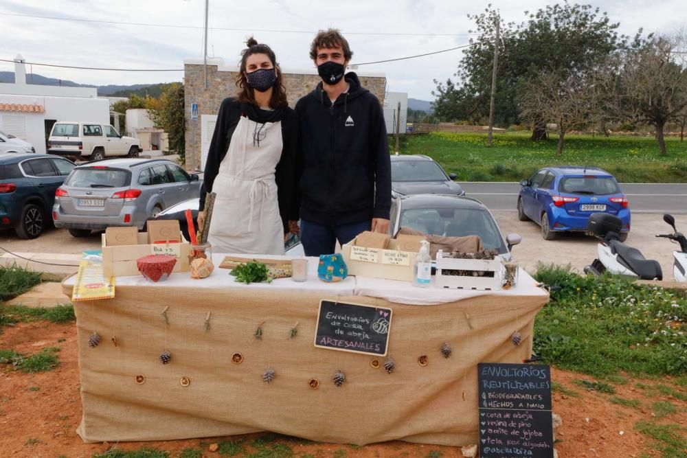 Cada sábado, una veintena de puestos de artesanía y de fruta y verdura se pone en marcha desde las 10 a las 16 horas