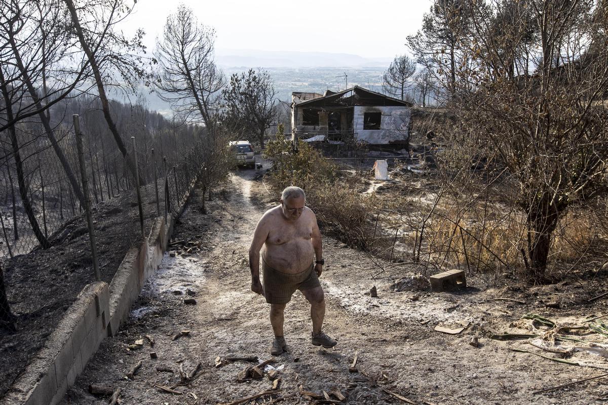 Vecinos del Bages en sus casas quemadas tras el incendio