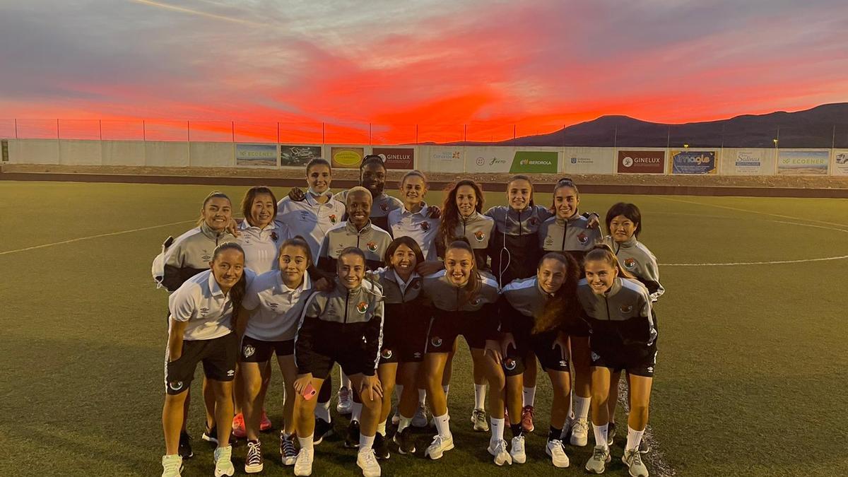 Las jugadoras del Cacereño Femenino, justo antes del partido ante el Juan Grande.