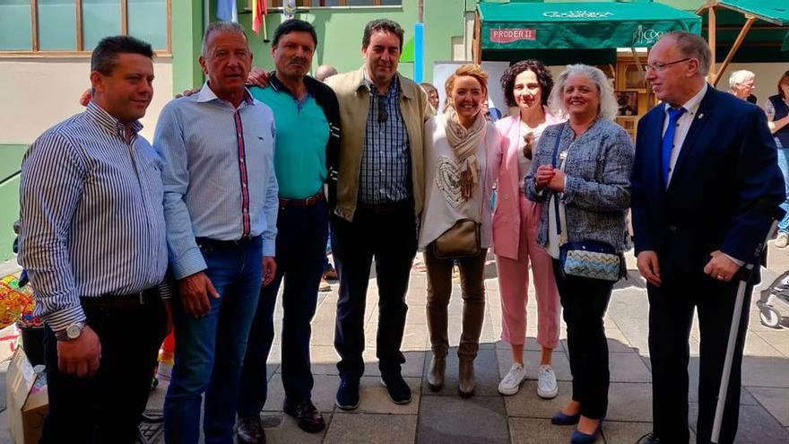 Por la derecha, Jose Manuel Llera, María Crespo, Ana Belén Sánchez, Teresa Mallada, Juan Ramón Oro, Jose Antonio Sanfeliz, José Manuel Felgueres y Borja García, ayer, en Cabranes.