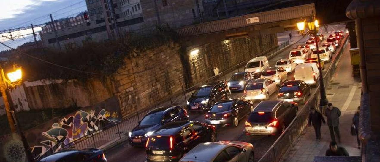 Atascos en los actuales accesos a Ciudad Naranco bajo el puente de Nicolás Soria.