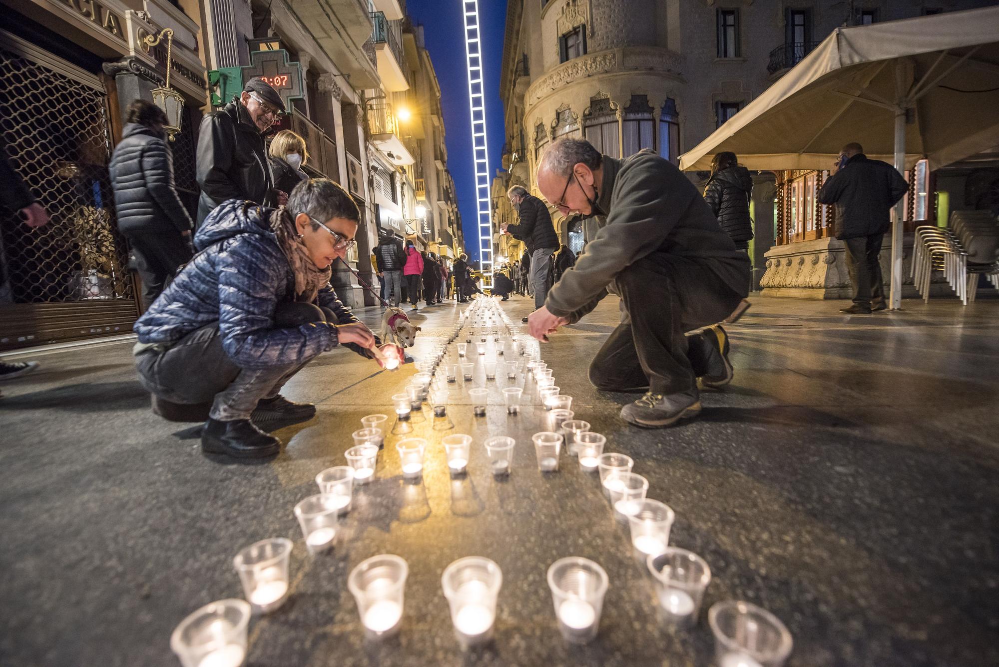 Òmnium omple Sant Domènec d’espelmes durant la Festa de la Llum