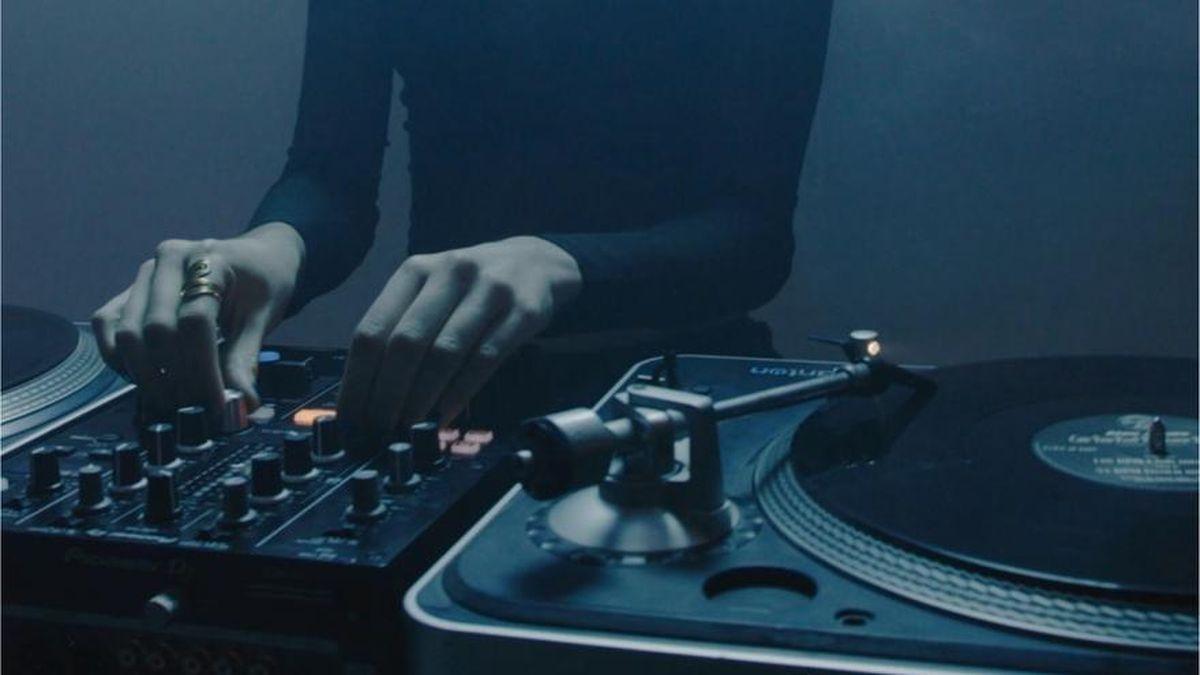 Imagen de archivo de un DJ en plena sesión.