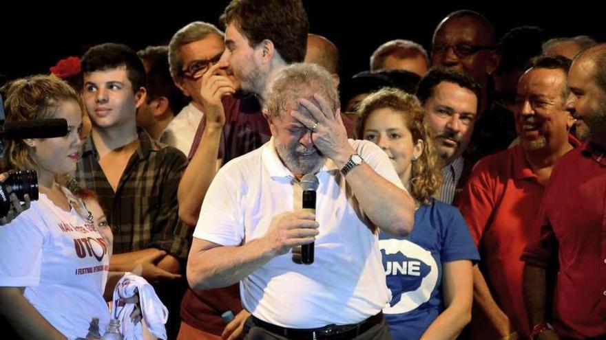 Gesto de abatimiento de Lula en un acto celebrado en Río contra la destitución de Rousseff. // Efe