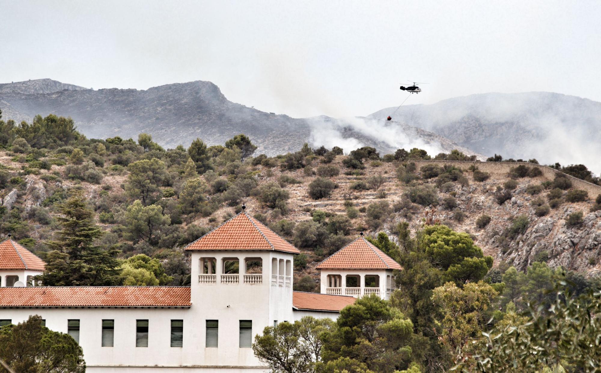 Continúan las labores de extinción del incendio en la Vall d'Ebo