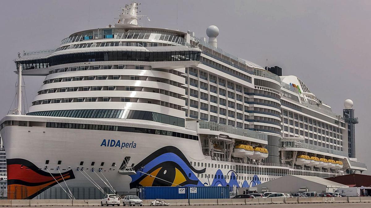 El ‘Aida Perla’ amarrado en el puerto de Palma. B.R.