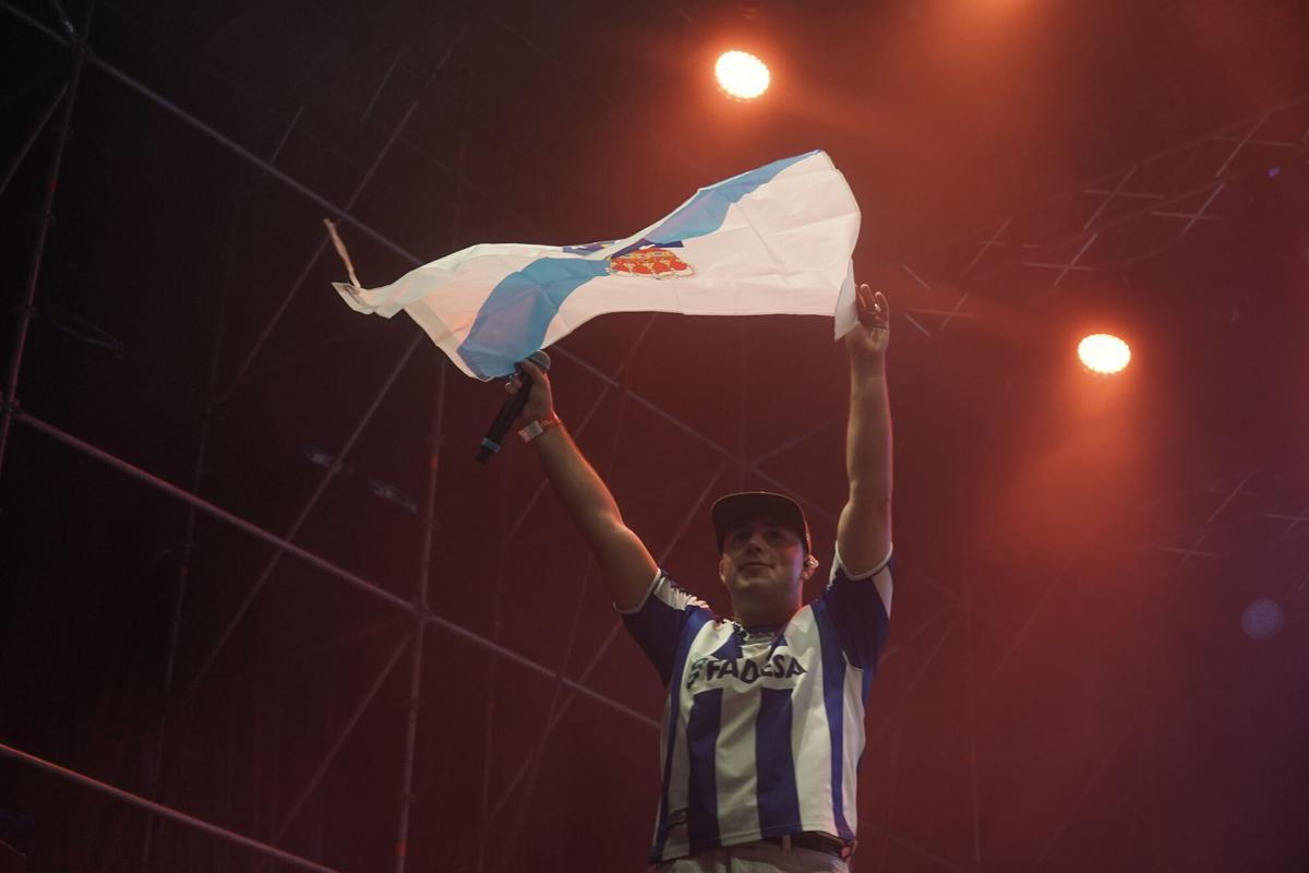 DePol, Chiara Oliver, Enol, Adexe y Nau, Chema Rivas, Daniela Blasco, La Beba, Lola Tuduri, César AC y Pikete, además del dúo local AWY, convirtieron la plaza de María Pita en una gran pista de baile.