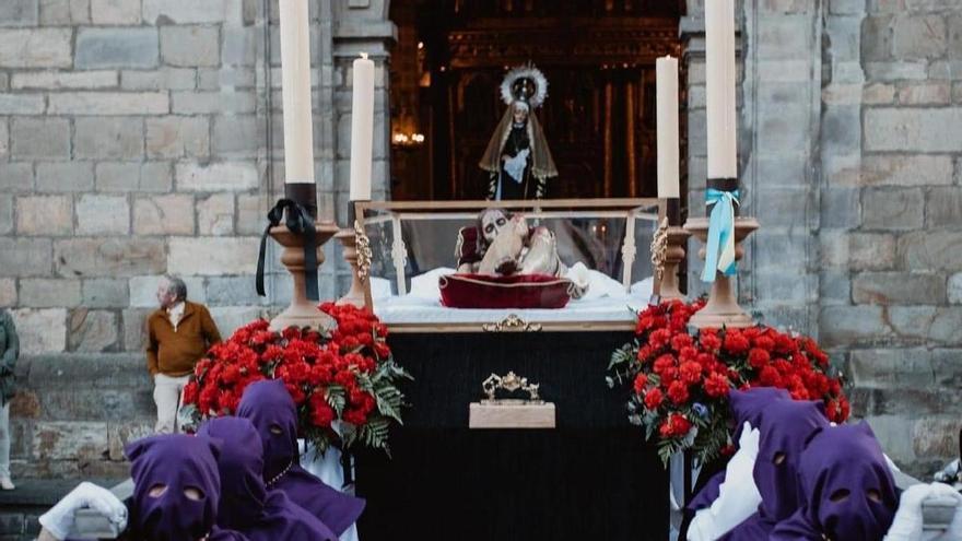 Cangas del Narcea recupera la procesión del Santo Encuentro, tras 60 años sin celebrarse