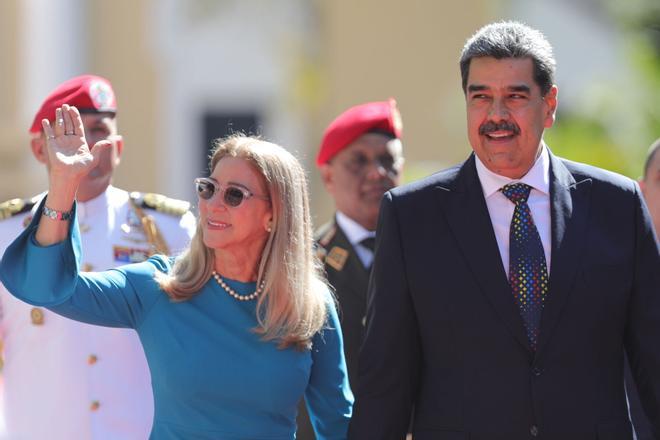 AME200. CARACAS (VENEZUELA), 10/01/2025.- Fotografía cedida por el Palacio de Miraflores del presidente de Venezuela, Nicolás Maduro (d), y la primera dama, Cilia Flores, saludando, este viernes, en Caracas (Venezuela). Maduro fue juramentado como el presidente de Venezuela, para el período 2025-2031, por la Asamblea Nacional (AN, Parlamento), controlado por el oficialismo, pese a que la oposición mayoritaria reivindica que Edmundo González Urrutia fue el ganador de los comicios de julio pasado. EFE/ Palacio de Miraflores /SOLO USO EDITORIAL/ SOLO DISPONIBLE PARA ILUSTRAR LA NOTICIA QUE ACOMPAÑA (CRÉDITO OBLIGATORIO). /SOLO USO EDITORIAL/ SOLO DISPONIBLE PARA ILUSTRAR LA NOTICIA QUE ACOMPAÑA (CRÉDITO OBLIGATORIO)