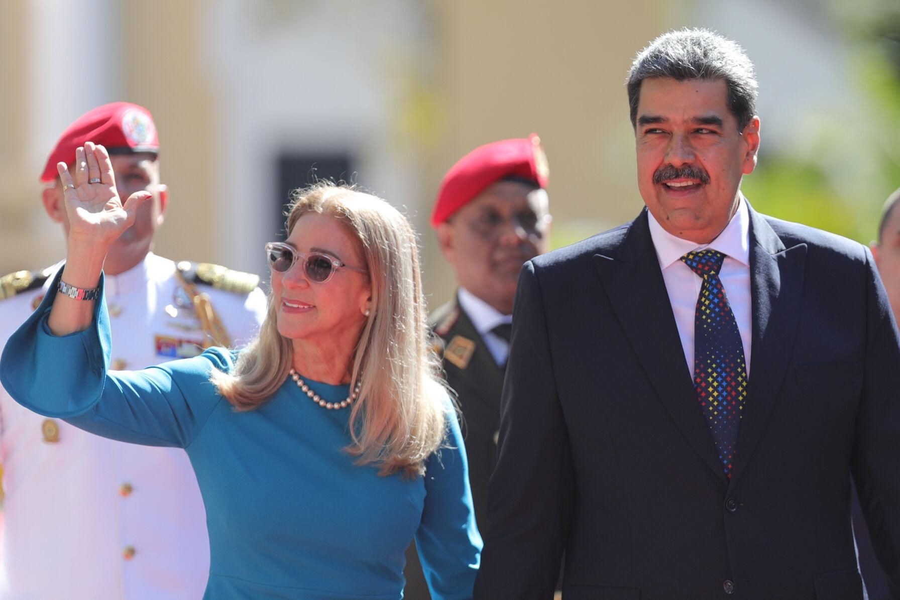 AME200. CARACAS (VENEZUELA), 10/01/2025.- Fotografía cedida por el Palacio de Miraflores del presidente de Venezuela, Nicolás Maduro (d), y la primera dama, Cilia Flores, saludando, este viernes, en Caracas (Venezuela). Maduro fue juramentado como el presidente de Venezuela, para el período 2025-2031, por la Asamblea Nacional (AN, Parlamento), controlado por el oficialismo, pese a que la oposición mayoritaria reivindica que Edmundo González Urrutia fue el ganador de los comicios de julio pasado. EFE/ Palacio de Miraflores /SOLO USO EDITORIAL/ SOLO DISPONIBLE PARA ILUSTRAR LA NOTICIA QUE ACOMPAÑA (CRÉDITO OBLIGATORIO). /SOLO USO EDITORIAL/ SOLO DISPONIBLE PARA ILUSTRAR LA NOTICIA QUE ACOMPAÑA (CRÉDITO OBLIGATORIO)