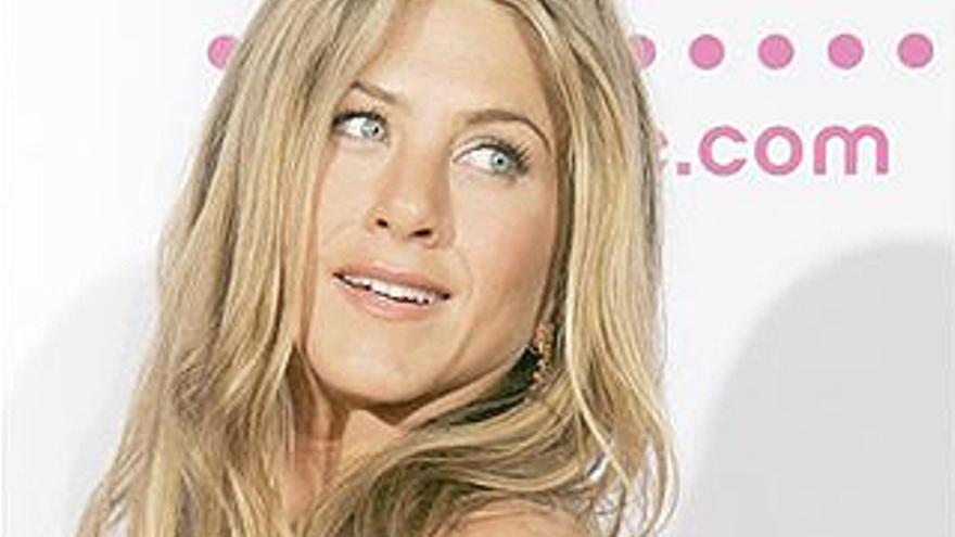 Aniston, molesta con los comentarios de Angelina sobre su romance con Brad Pitt