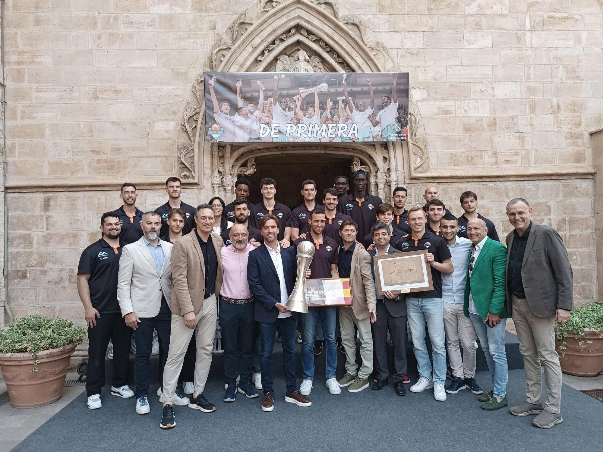 La celebración del ascenso del Palmer Basket en el Consolat de Mar.