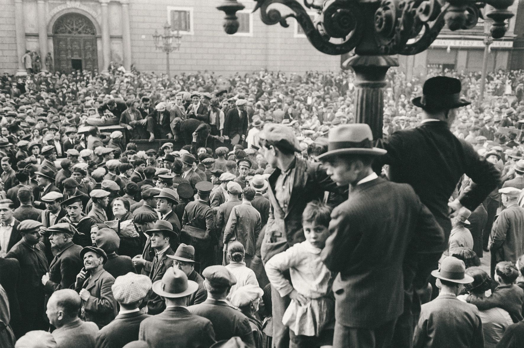 Multitud en la plaza de Sant Jaume ante la proclamación de la República