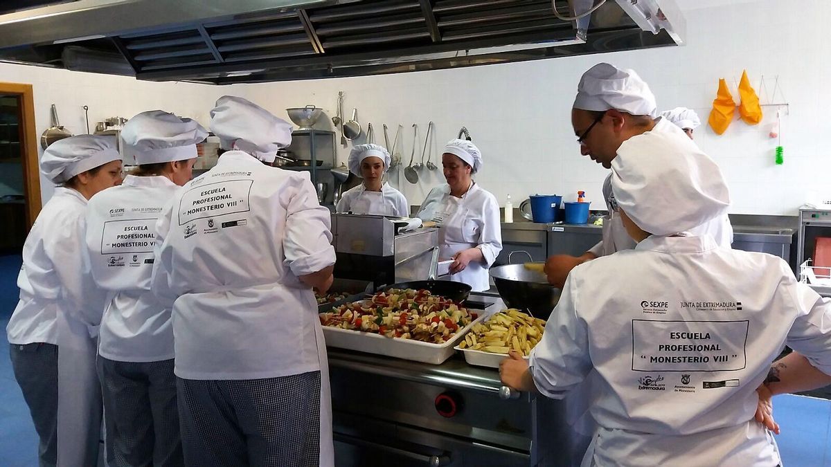 Alumnado de un curso de cocina en las instalaciones de la Escuela de Hostelería de Monesterio