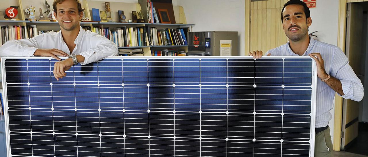 Por la izquierda, Javier Romualdo Díaz y Borja Cueto-Felgueroso, con una de sus placas solares. | Marcos León