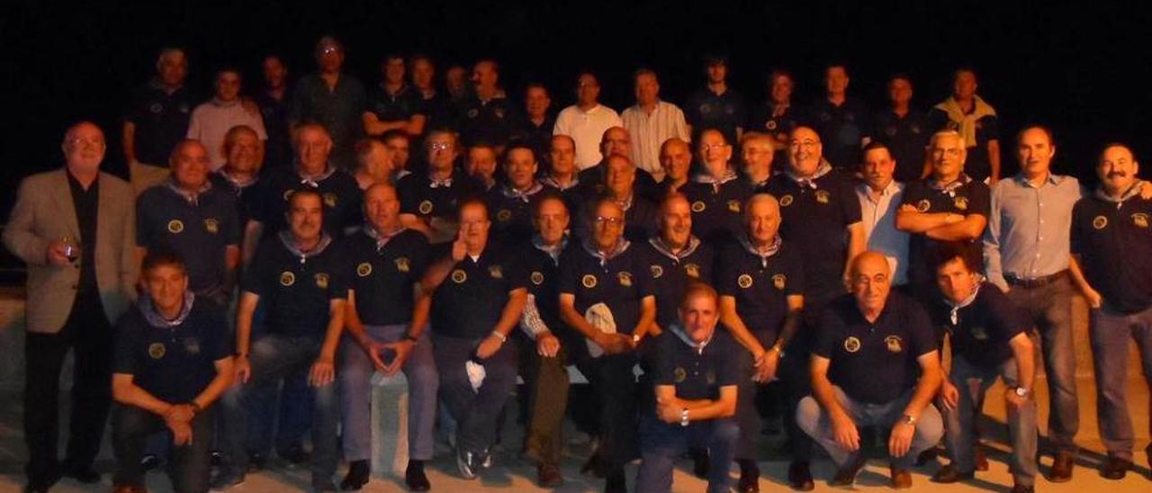 Los &quot;nenos&quot; de Santolaya, posando en grupo en el puerto de Candás.