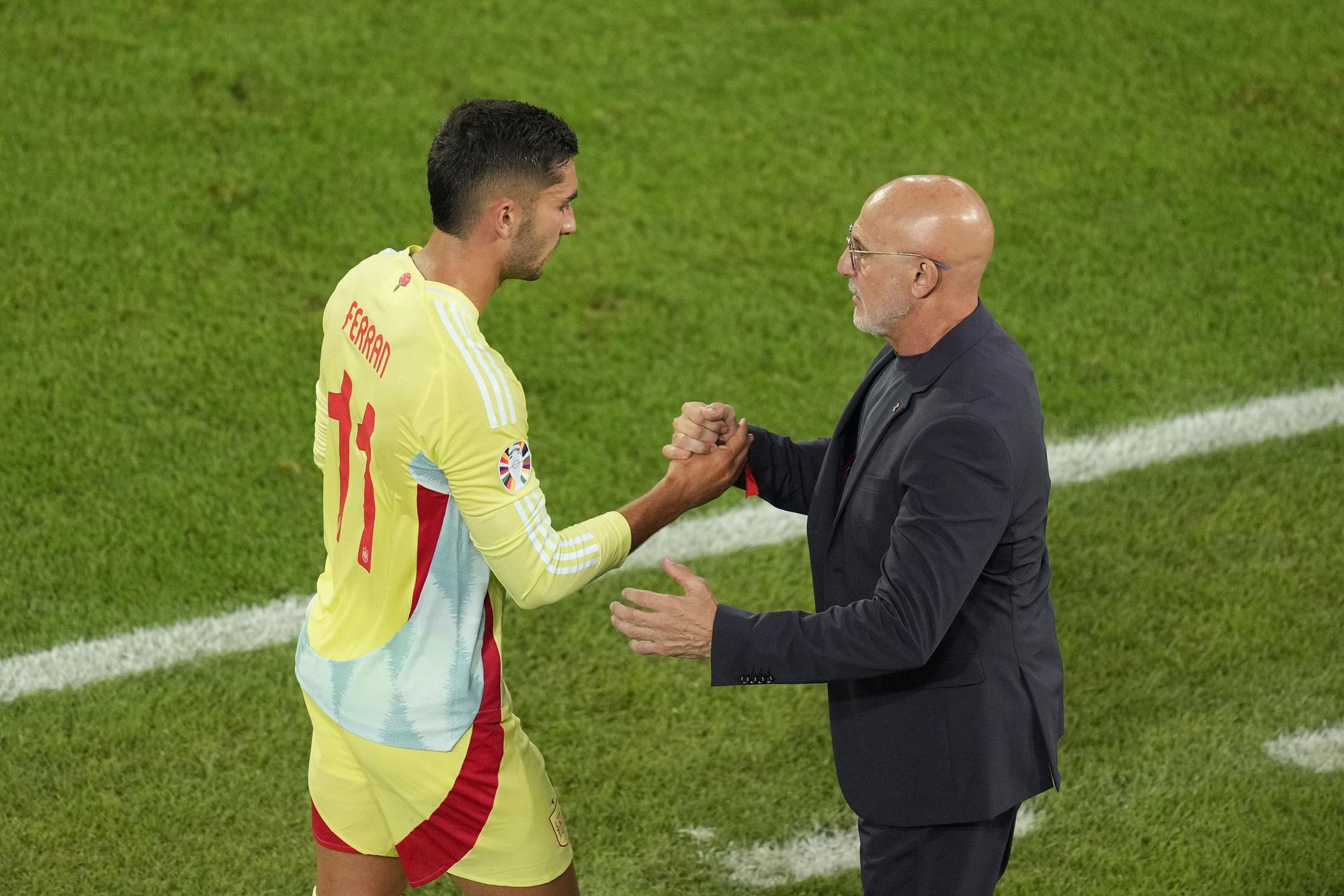 Spain's Ferran Torres shakes hands with Spain's head coach Luis de la Fuente after being substituted during a Group B match between Albania and Spain at the Euro 2024 soccer tournament in Duesseldorf, Germany, Monday, June 24, 2024. (AP Photo/Andreea Alexandru) / EDITORIAL USE ONLY / ONLY ITALY AND SPAIN