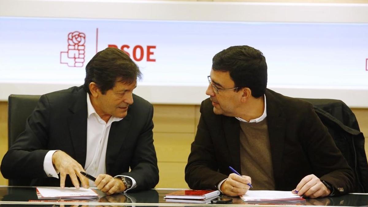 El presidente de la gestora, Javier Fernández, y su portavoz, Mario Jiménez, el pasado miércoles en la sede del PSOE.