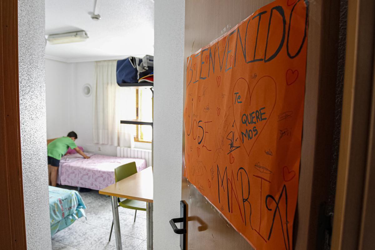 Un niño hace la cama en uno de los centros para menores tutelados con los que cuenta la Comunidad Autónoma de la Región de Murcia.