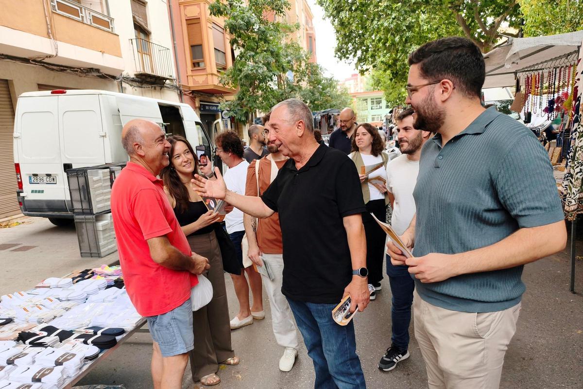 Baldoví y Calabuig en la visita al mercado de Ontinyent.