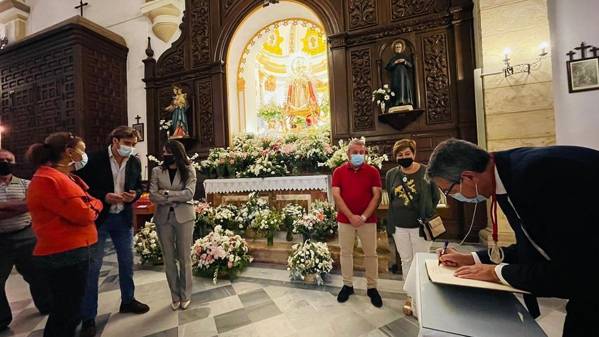 Francisco Salado visita la iglesia donde se encuentra la imagen de la Virgen de Caños Santos, patrona de Cañete la Real.