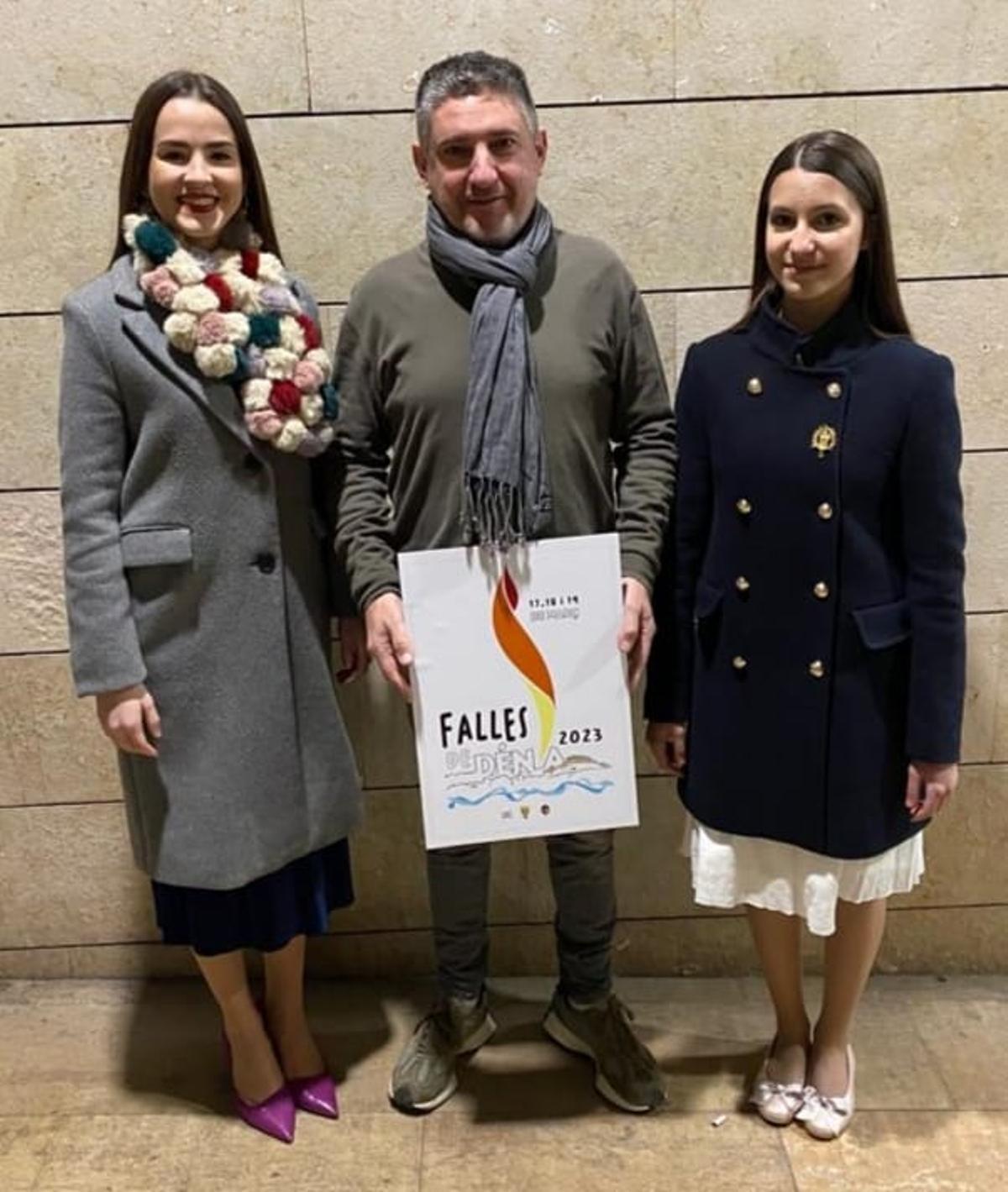 El artista junto a las falleras mayores de Dénia