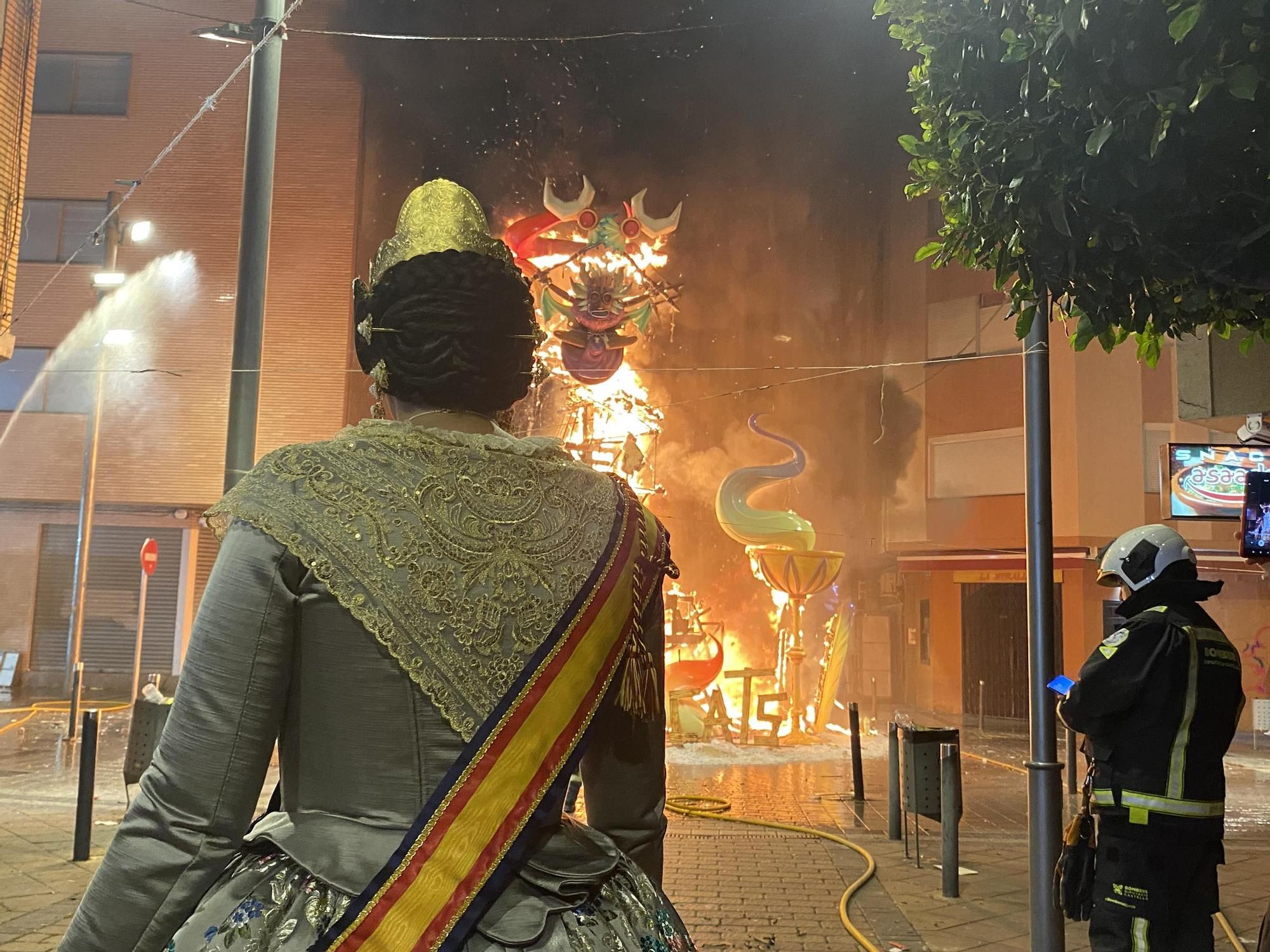 Galería I Fallas Benicarló: El monumento de la Paperina vive el momento culmen de la 'cremà'