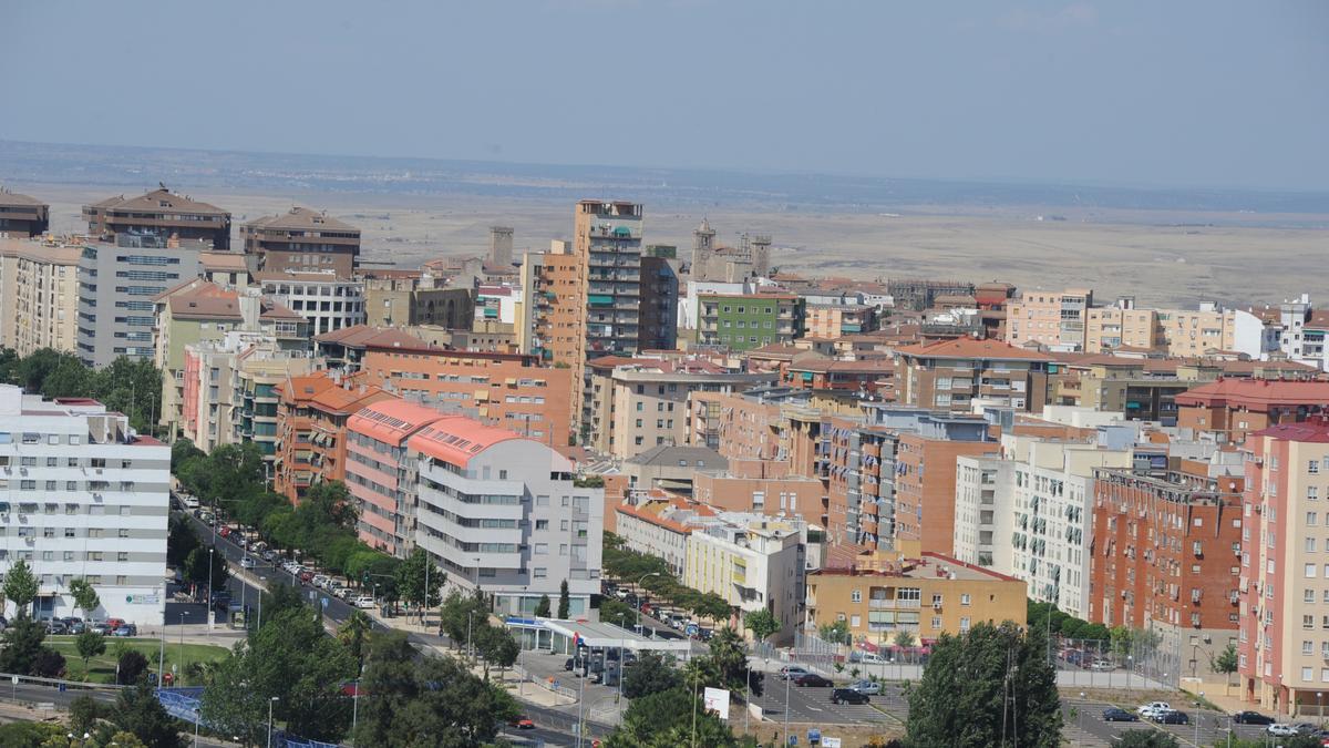 Vista aérea desde el Suroeste de Cáceres. Los ciudadanos pueden acceder al SIG para comprobar cuántas horas y con qué orientación da el sol a su cubierta.