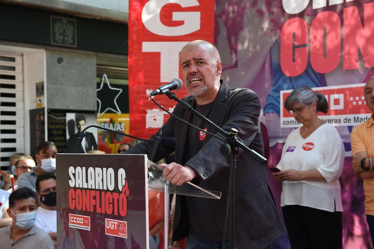 El secretario general de CCOO, Unai Sordo, interviene en una concentración de CCOO y UGT para exigir salarios dignos frente a la sede de la Confederación Española de Organizaciones Empresariales (CEOE), a 6 de julio de 2022, en Madrid (España).