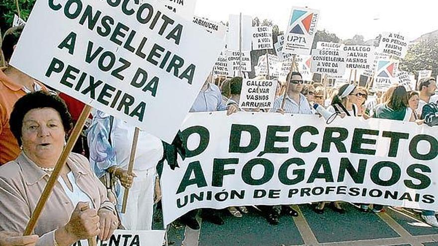 Unas 300 pescantinas exigen en Santiago que los particulares no compren en lonja