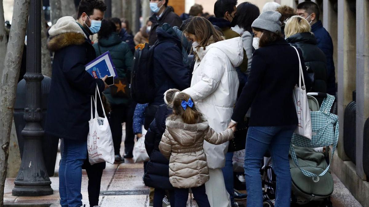 En las aulas. Un grupo de padres espera a que sus hijos entren al cole. | JAIME GALINDO