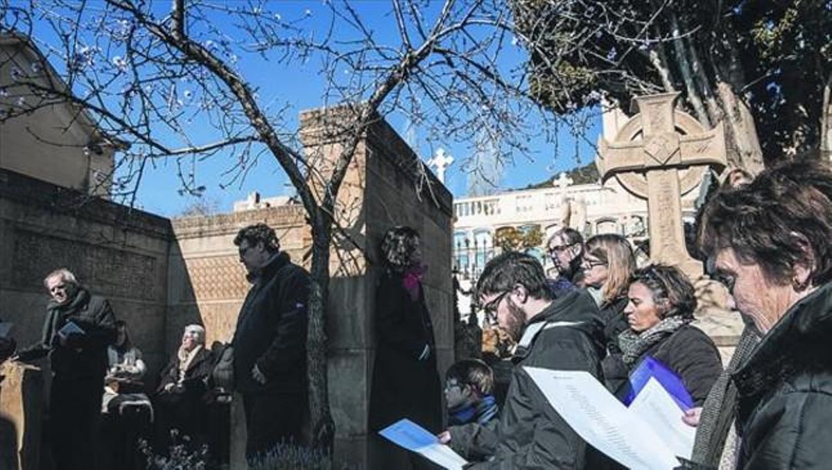 Amics, familiars i devots de Joan Maragall, reunits diumenge sota l’ametller que custodia la seva tomba per recitar versos del poeta. Amics, familiars i devots de Joan Maragall, reunits diumenge sota l’ametller que custodia la seva tomba per recitar versos del poeta.