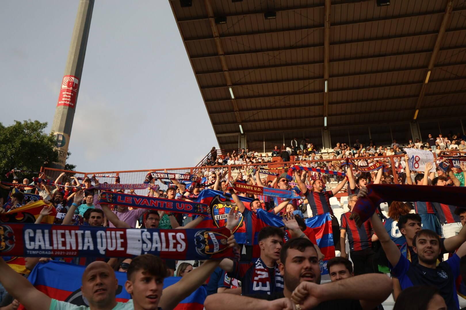 La afición del Levante, junto a su equipo en Albacete