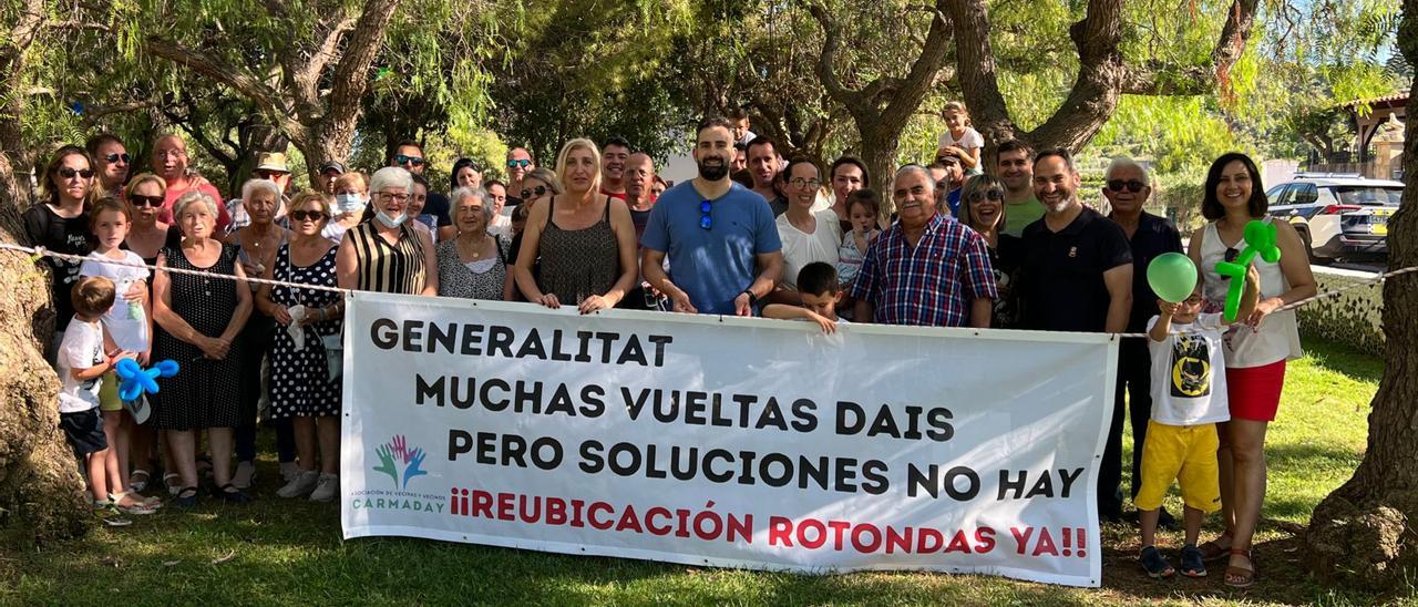 Cualgan pancartas en las inmediaciones de la rotonda pidiendo la reforma.