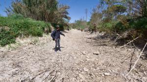 Victor Álvarez señala uno de los tramos secos del río Francolí, cerca de Tarragona. 