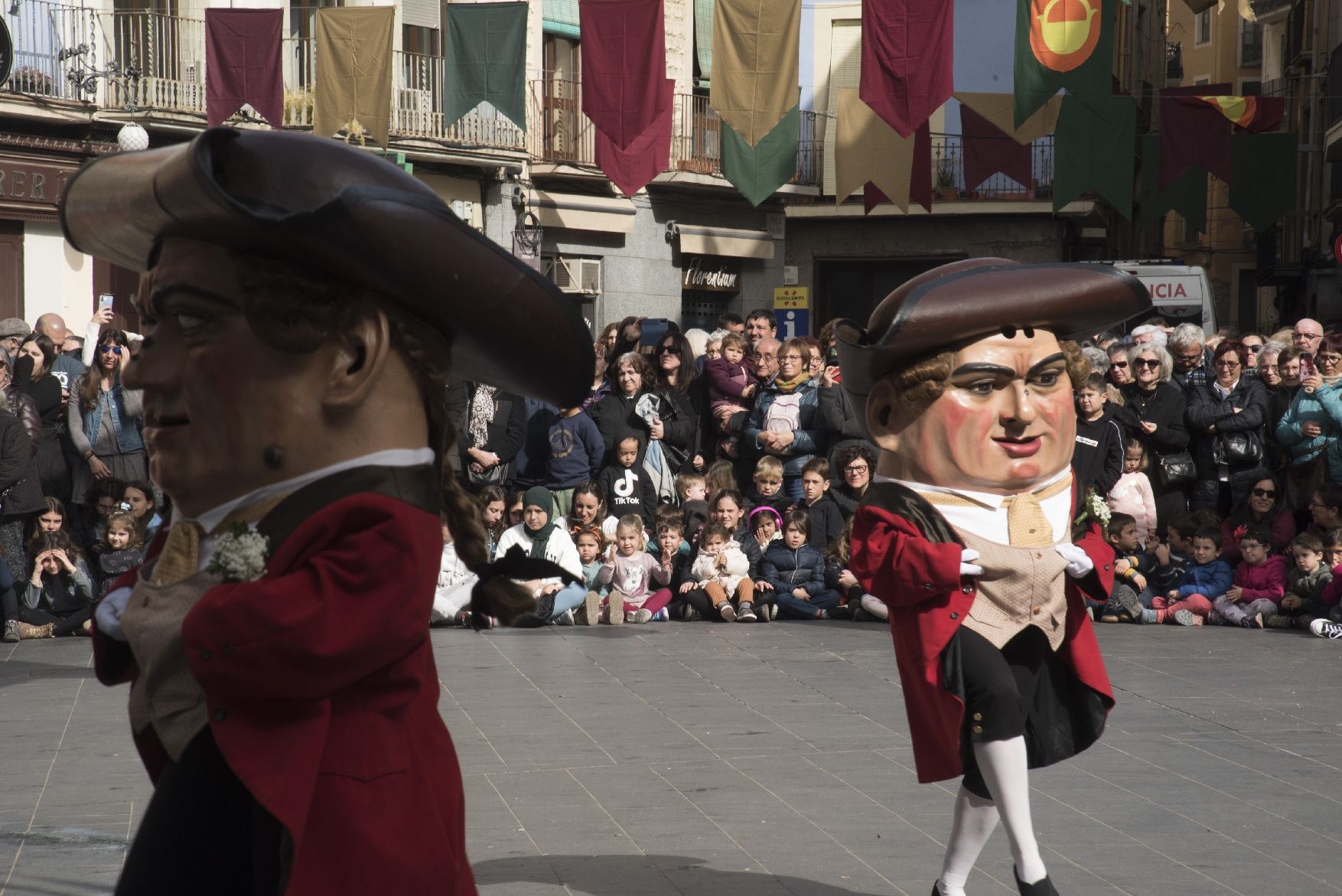 La imatgeria i els Tirallongues es llueixen enmig d'una plaça Major plena per la Festa de la Llum