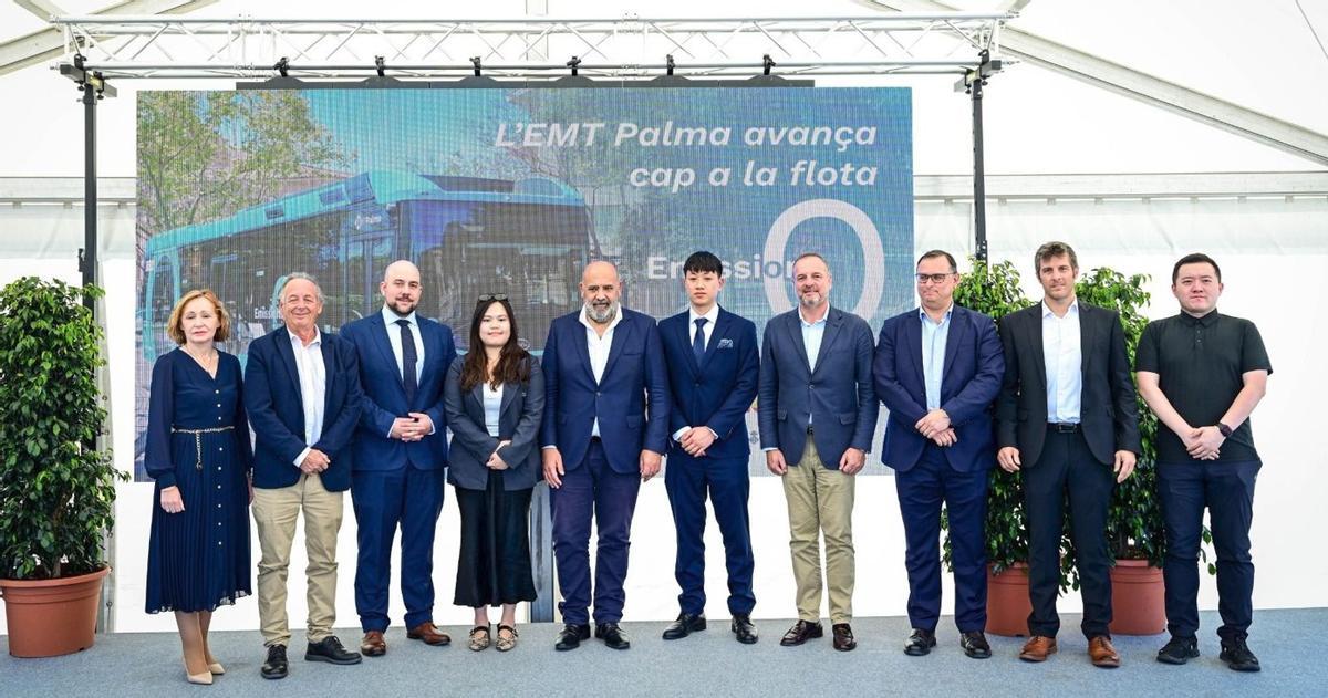 En el acto de entrega participaron el alcalde de Palma, Jaime Martínez, y, representantes de Grupo Castrosua