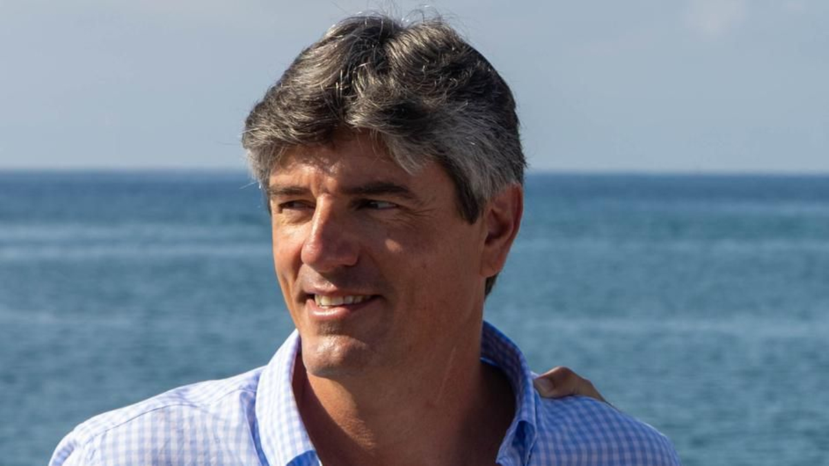 El alcalde de La Vila, Marcos Zaragoza, este miércoles en la visita de Mazón al club náutico del municipio.