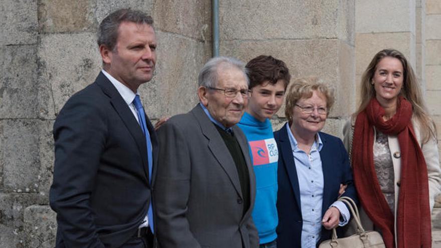 Juan José García Cota, con sus padres, su mujer y su hijo, en A Estrada. //Bernabé