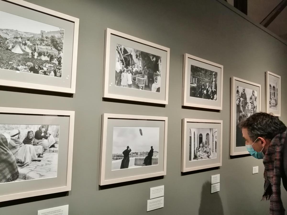 Sala de la exposición 'La mirada del biblista', en el Museu de Montserrat.