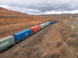 Un tren de mercancías en la línea de ferrocarril Teruel-Zaragoza.