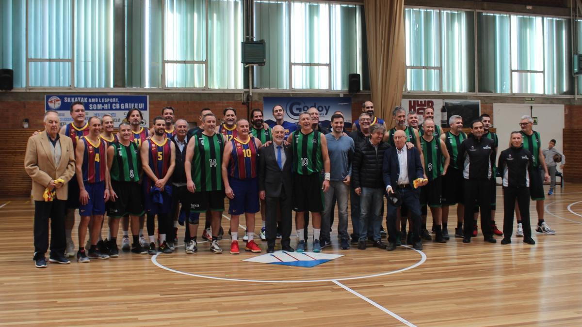 Els veterans del barça i del Joventut amb Joan Pacareu.