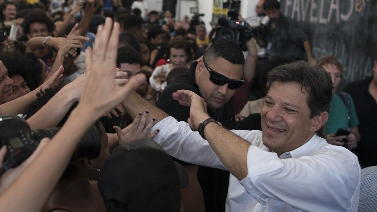 Haddad, candidato presidencial por el Partido de los Trabajadores, recibe el apoyo de sus seguidores.