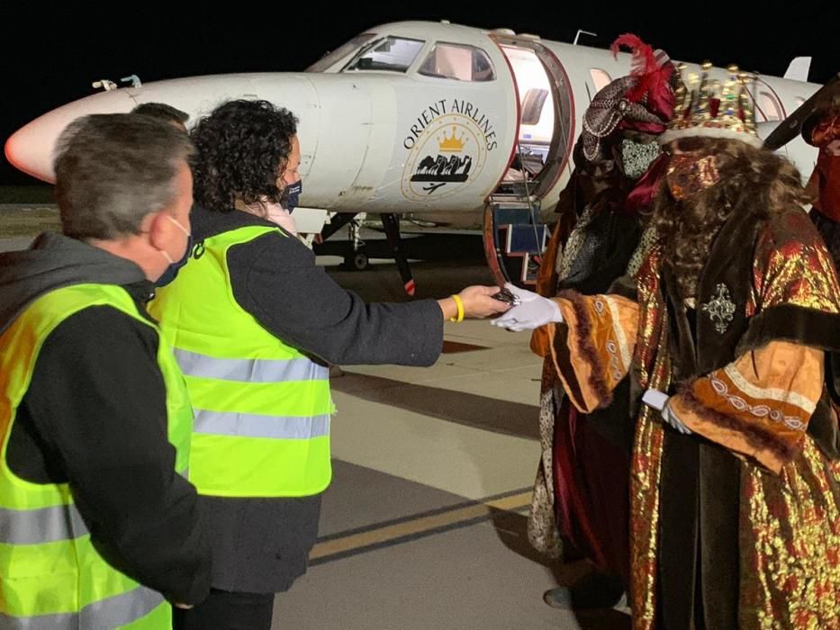 Els Reis arriben a Vilobí d'Onyar en avió