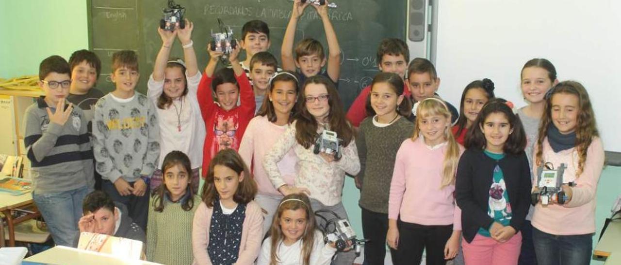 Alumnos de la clase de quinto curso del colegio San Félix de Candás, enseñando ayer sus robots.