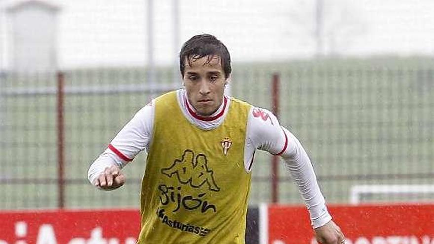 Óscar Trejo conduce el balón durante el entrenamiento de ayer en Mareo.